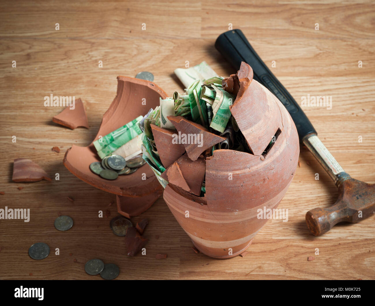 Casella di denaro con Saudi Riyal banconote Foto Stock