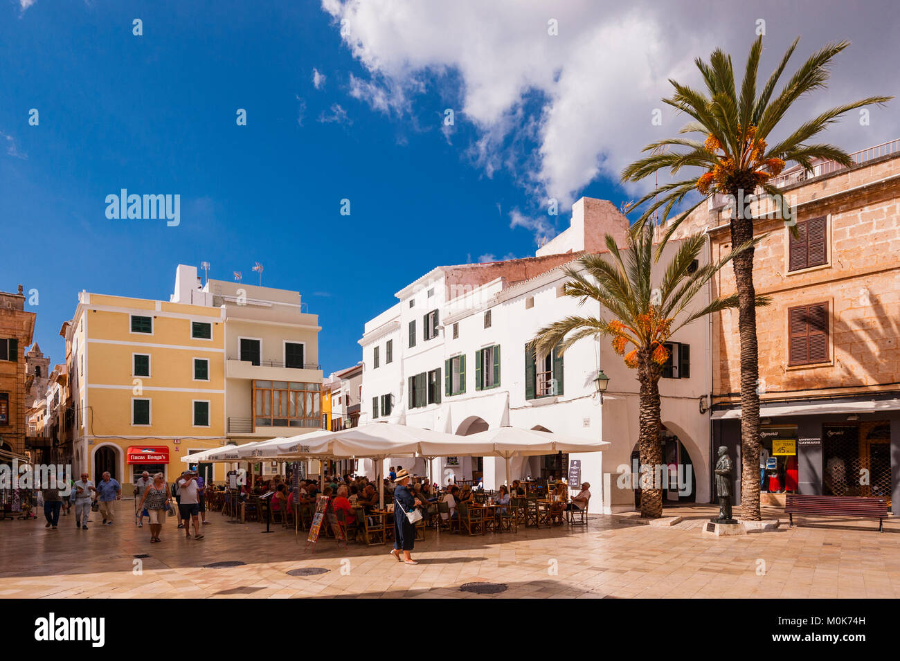 Persone seduto fuori da un bar in Ciutadella de Menorca , Minorca , Isole Baleari , Spagna Foto Stock