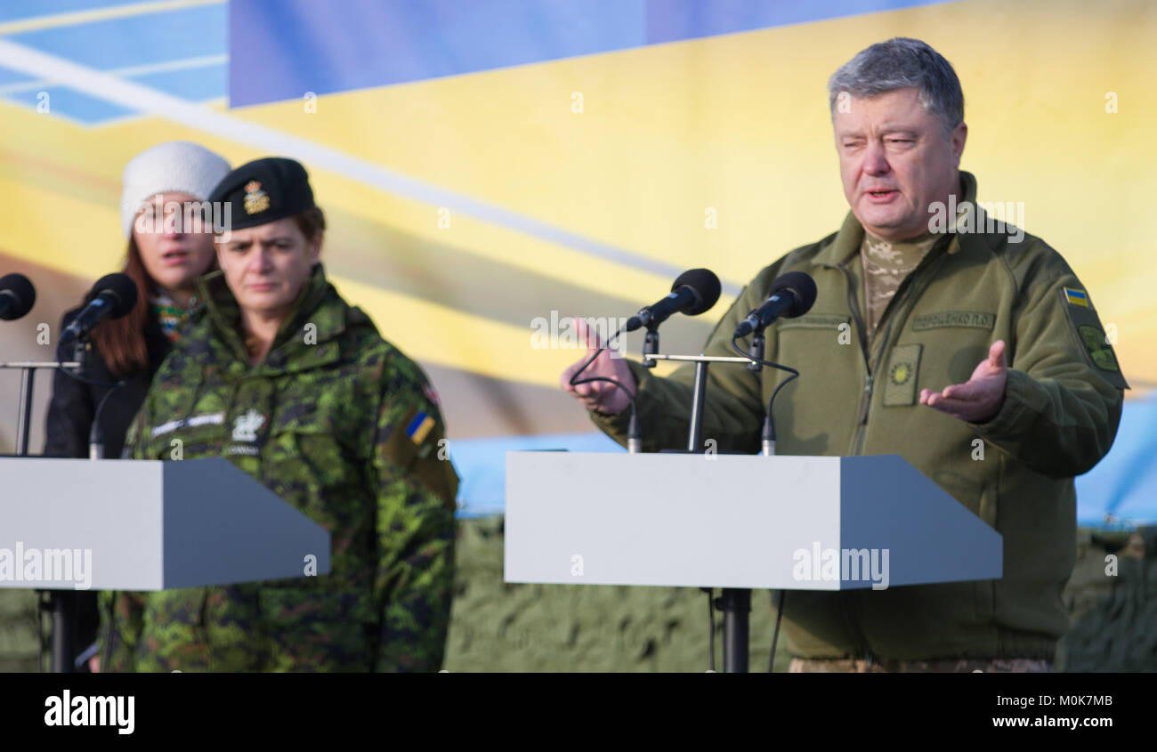 Il presidente ucraino Petro Poroshenko e Julie Payette, il governatore generale del Canada si rivolge a un gruppo di Stati Uniti, ucraino e soldati canadesi, durante una cerimonia di Yavoriv Combat Training Center (CTC) qui gen. 18. Foto Stock