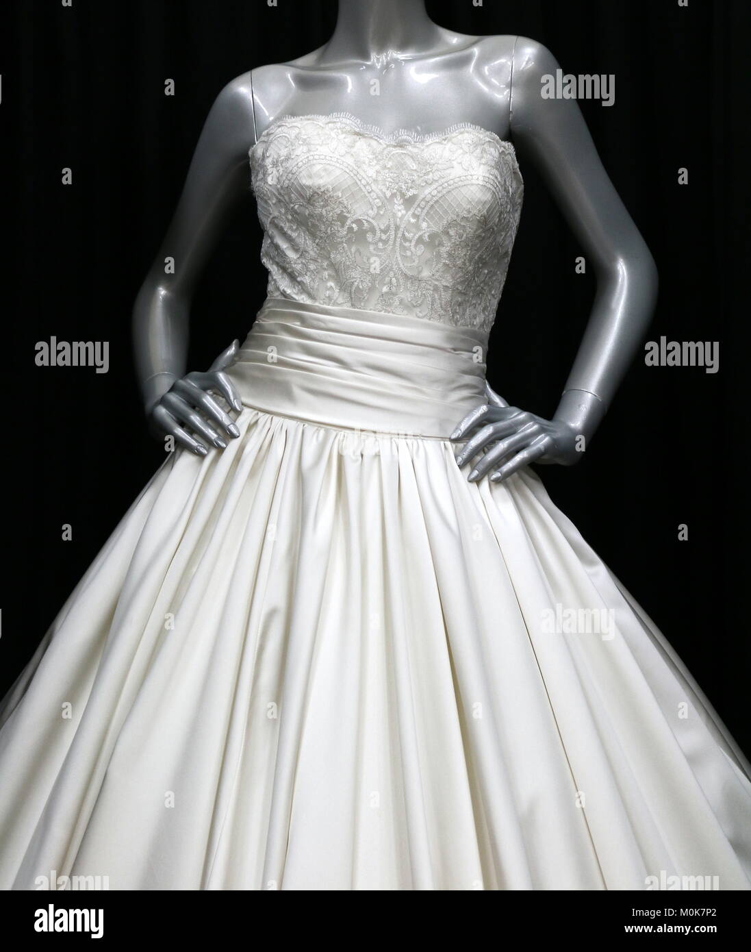 Bianco formale senza spalline abito da sposa Foto Stock
