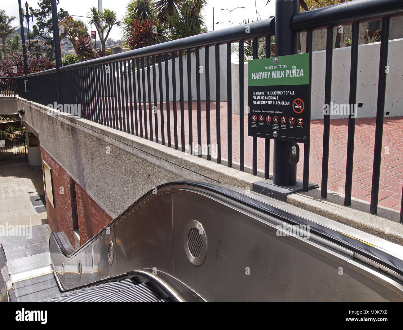 Harvey Milk plaza segno, escalator, quartiere Castro di San Francisco, California, Foto Stock