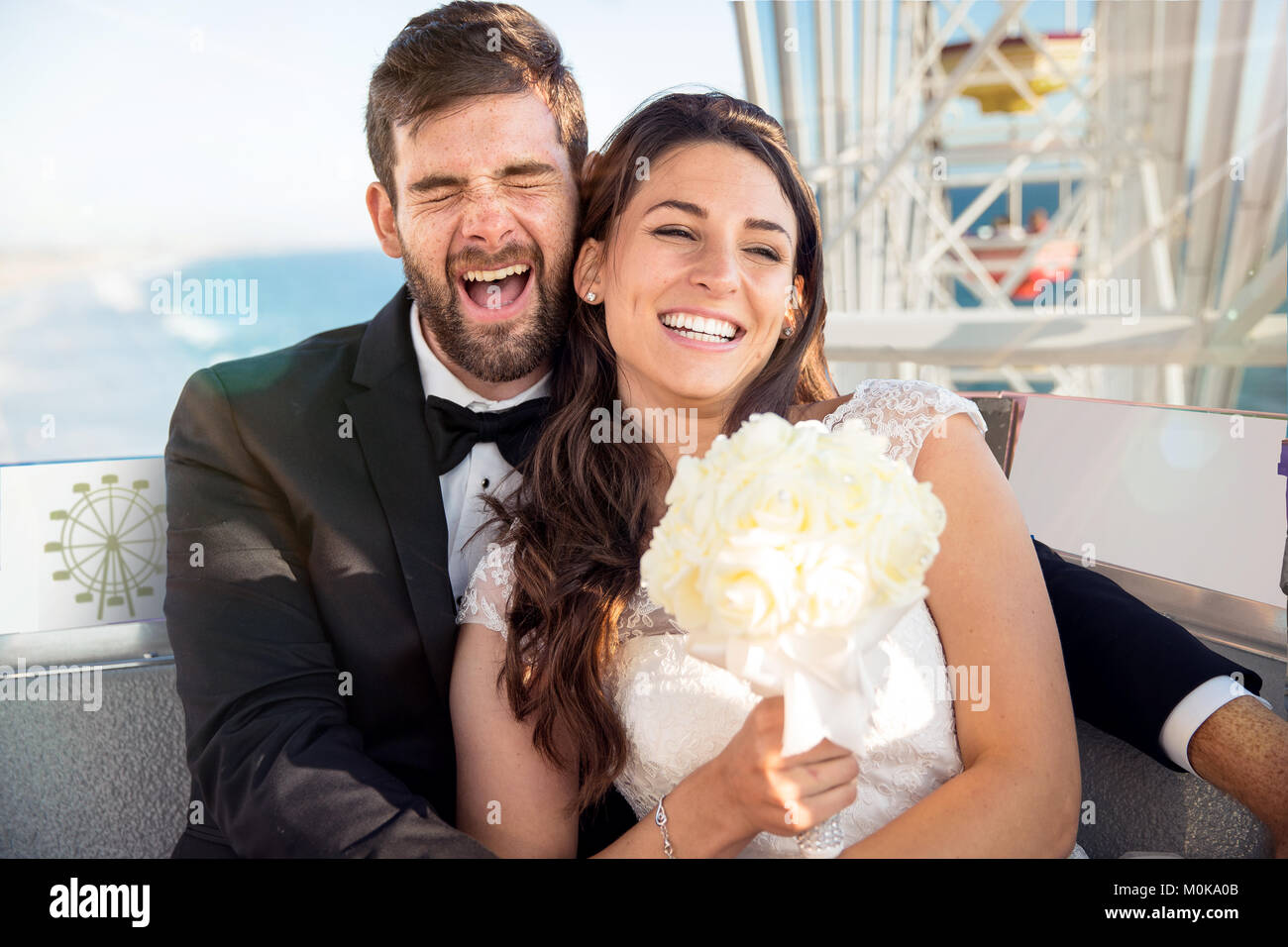 Divertimento carino sposa e lo sposo godendo di uno stile di vita per la luna di miele matrimonio sulla ruota panoramica Ferris Foto Stock