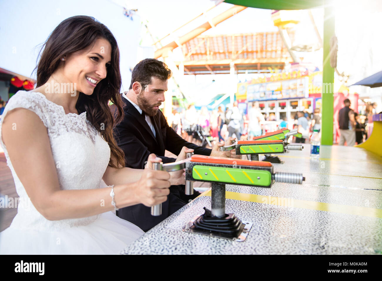 Coppia competitivo playing game desiderosi di vincere sfidandosi in rapporto giocoso Foto Stock