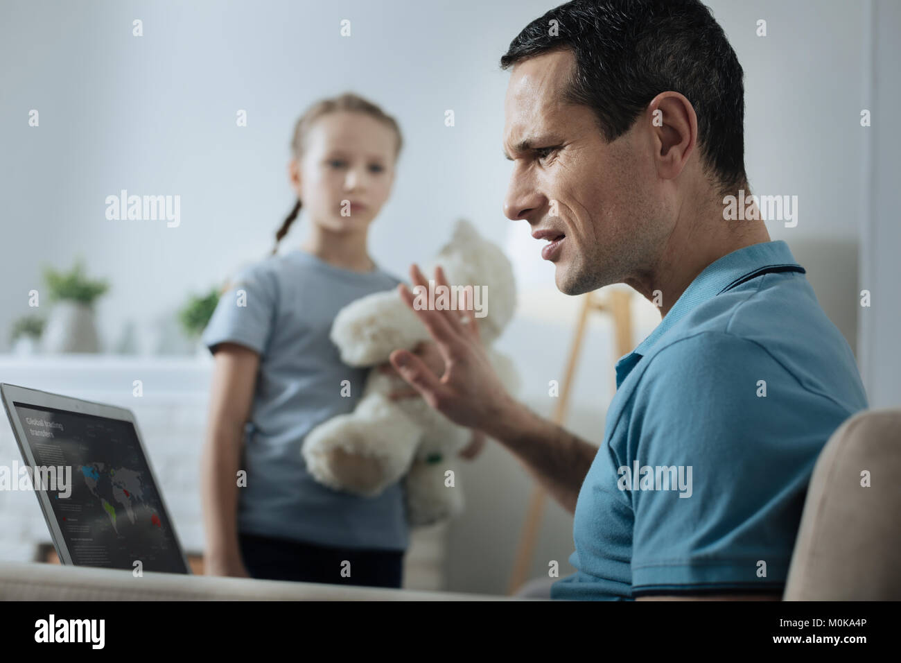 Occupato uomo al lavoro e non avendo il tempo sulla riproduzione Foto Stock