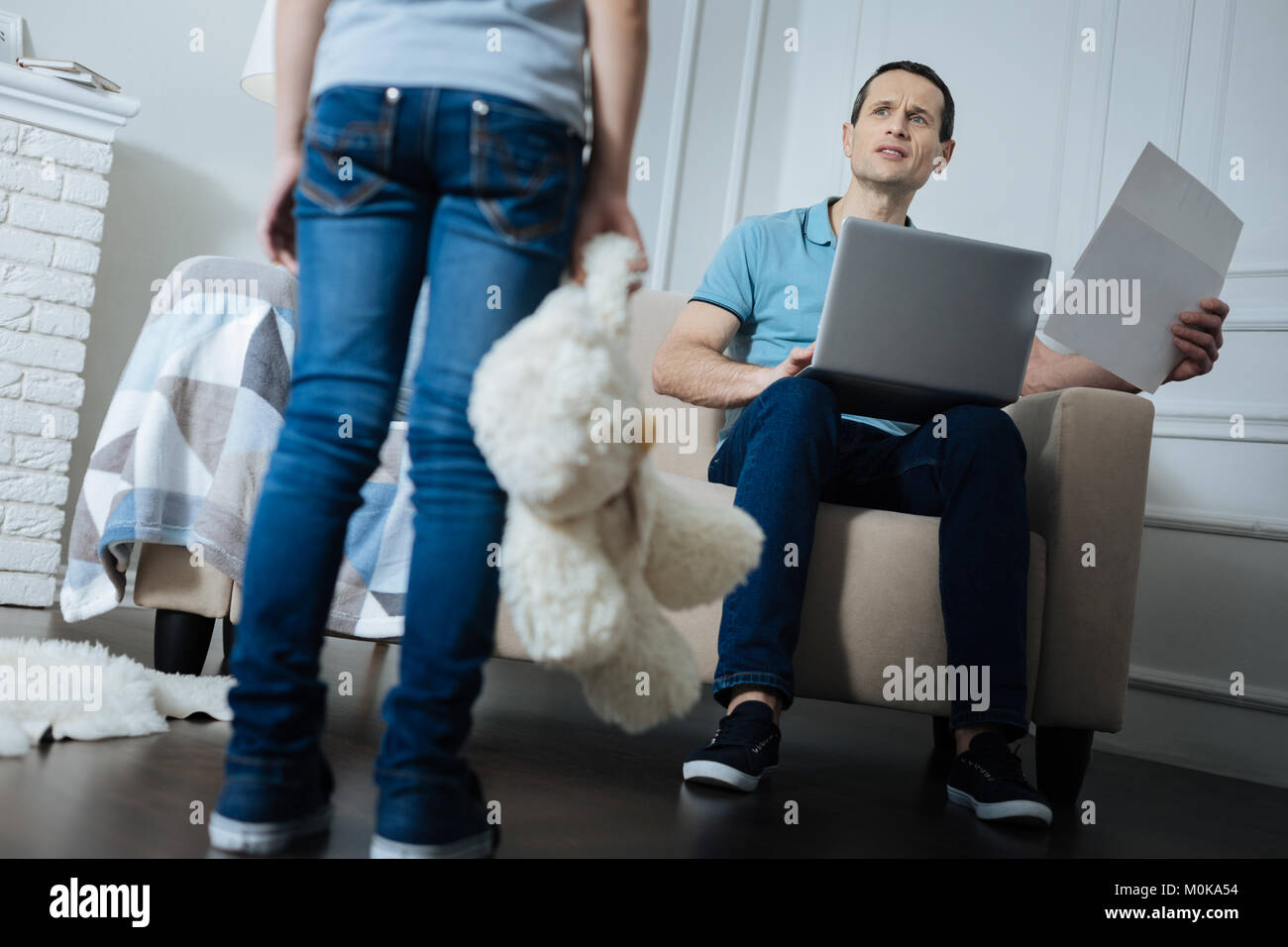 Preoccupato uomo al lavoro e non avendo il tempo sulla riproduzione Foto Stock