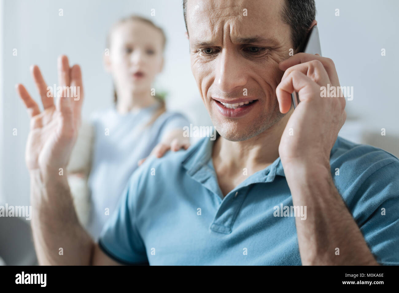 Papà occupato a lavorare e non avendo il tempo per il suo bambino Foto Stock