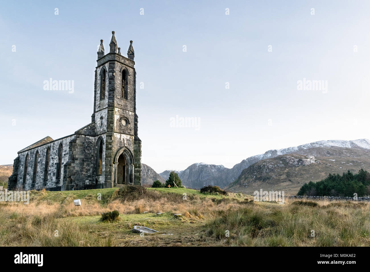 Questa è le rovine della chiesa di Dunlewey nella parte anteriore del Mount Errigal Foto Stock