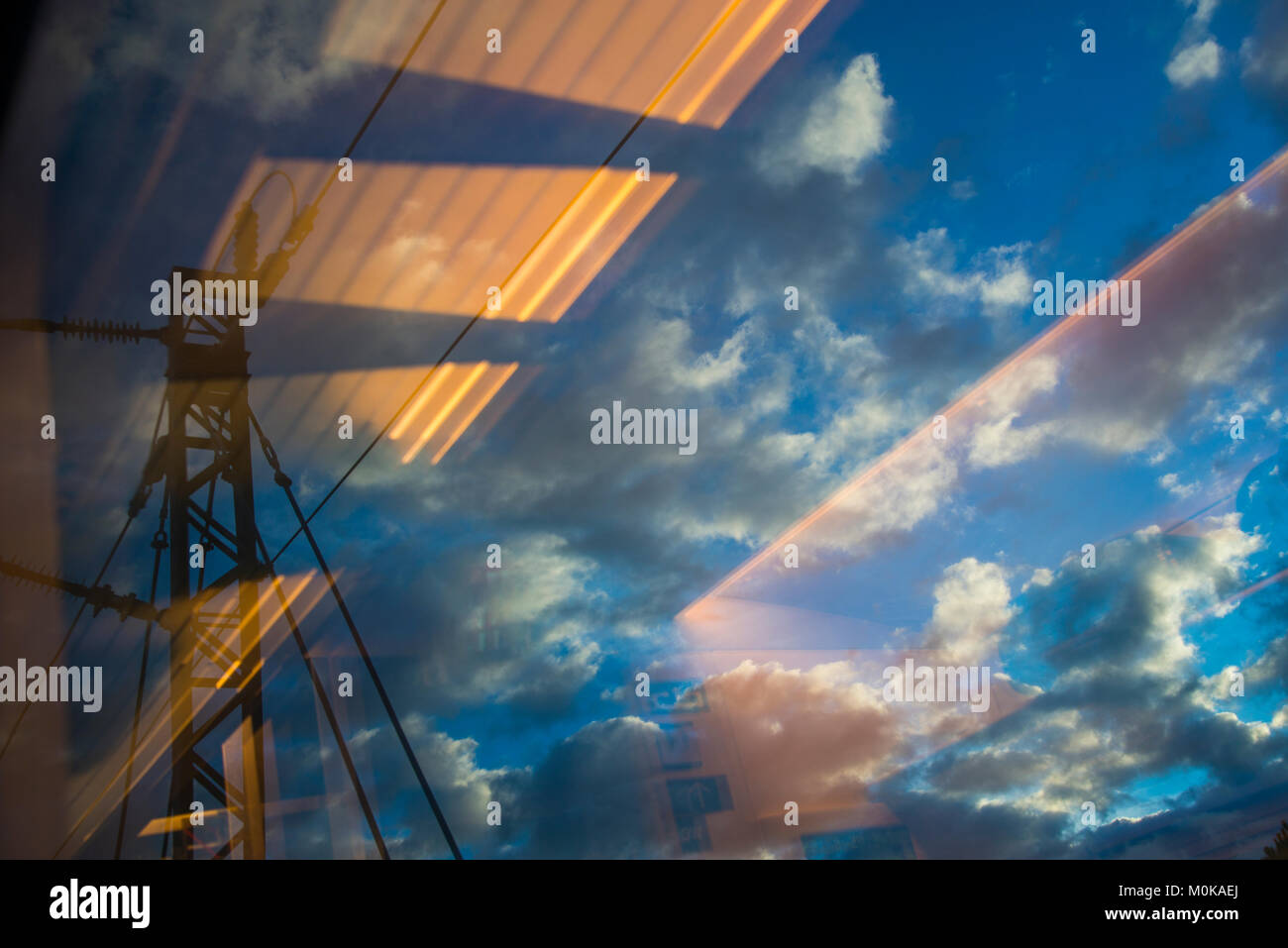 Sky riflessa sulla finestra del treno. Foto Stock
