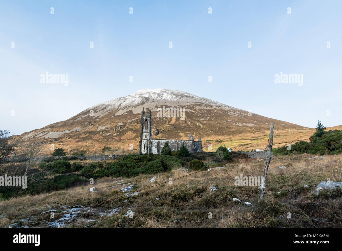Questa è le rovine della chiesa di Dunlewey nella parte anteriore del Mount Errigal Foto Stock