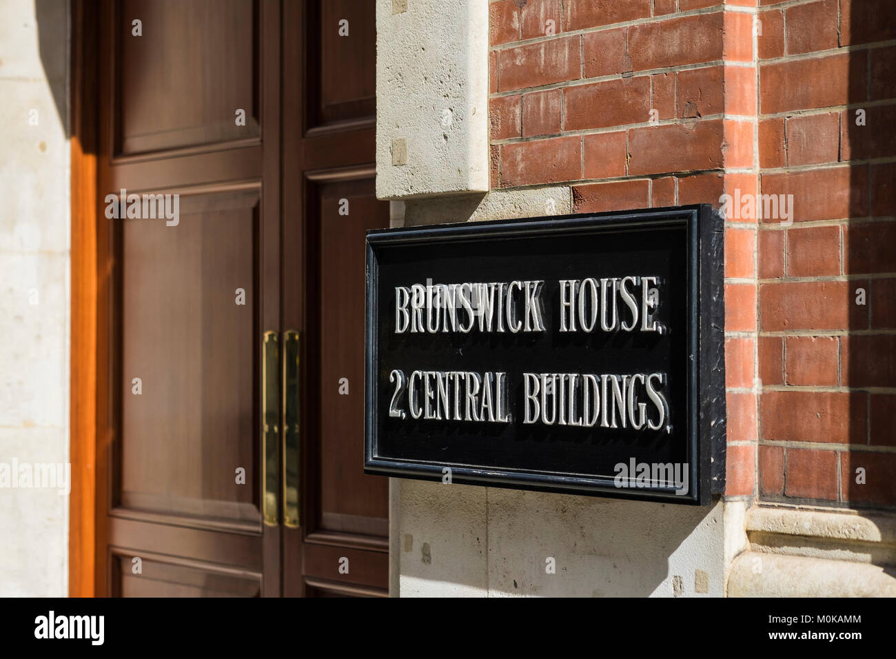 Ingresso anteriore per Brunswick House, 2 gli edifici centrali, Matthew Parker Street, St.James, London, England, Regno Unito Foto Stock