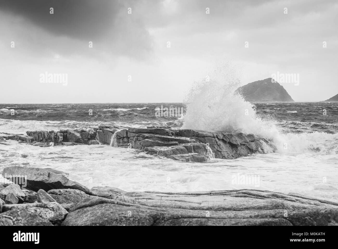 Immagine in bianco e nero di spruzzi delle onde contro le rocce a riva lungo la costa della Norvegia Foto Stock