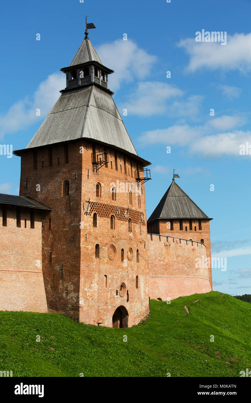 Torre Spasskaya (sinistra), Dvortsovaya Torre (a destra), sia del xv secolo, il Cremlino parete; Veliky Novgorod Oblast di Novgorod, Russia Foto Stock