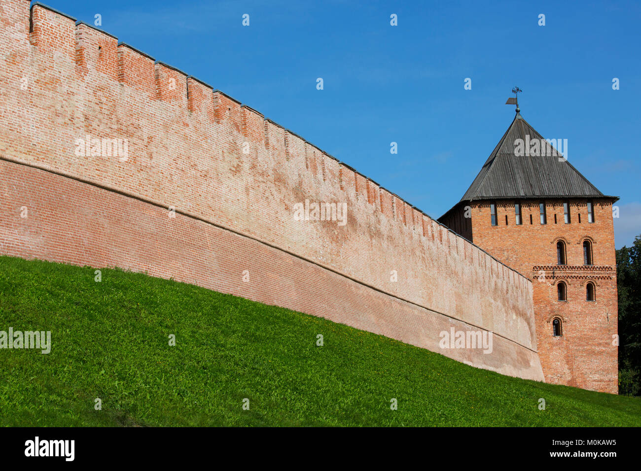 Vladimirskaya torre, costruita nel XV secolo, il Cremlino parete; Veliky Novgorod Oblast di Novgorod, Russia Foto Stock