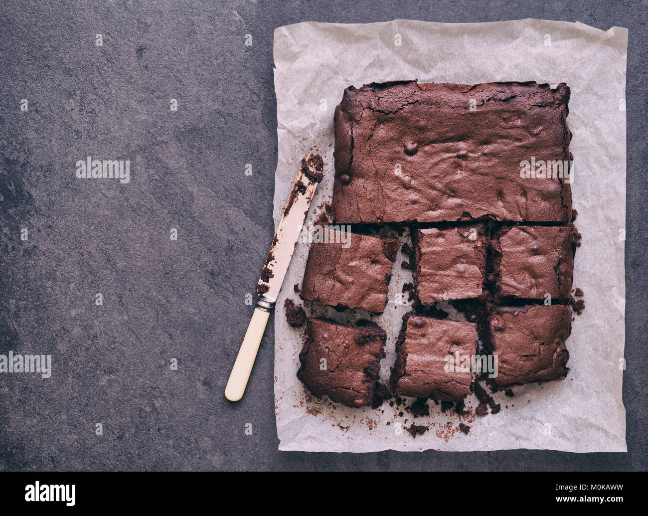 In casa Brownie al cioccolato su un sfondo di ardesia Foto Stock
