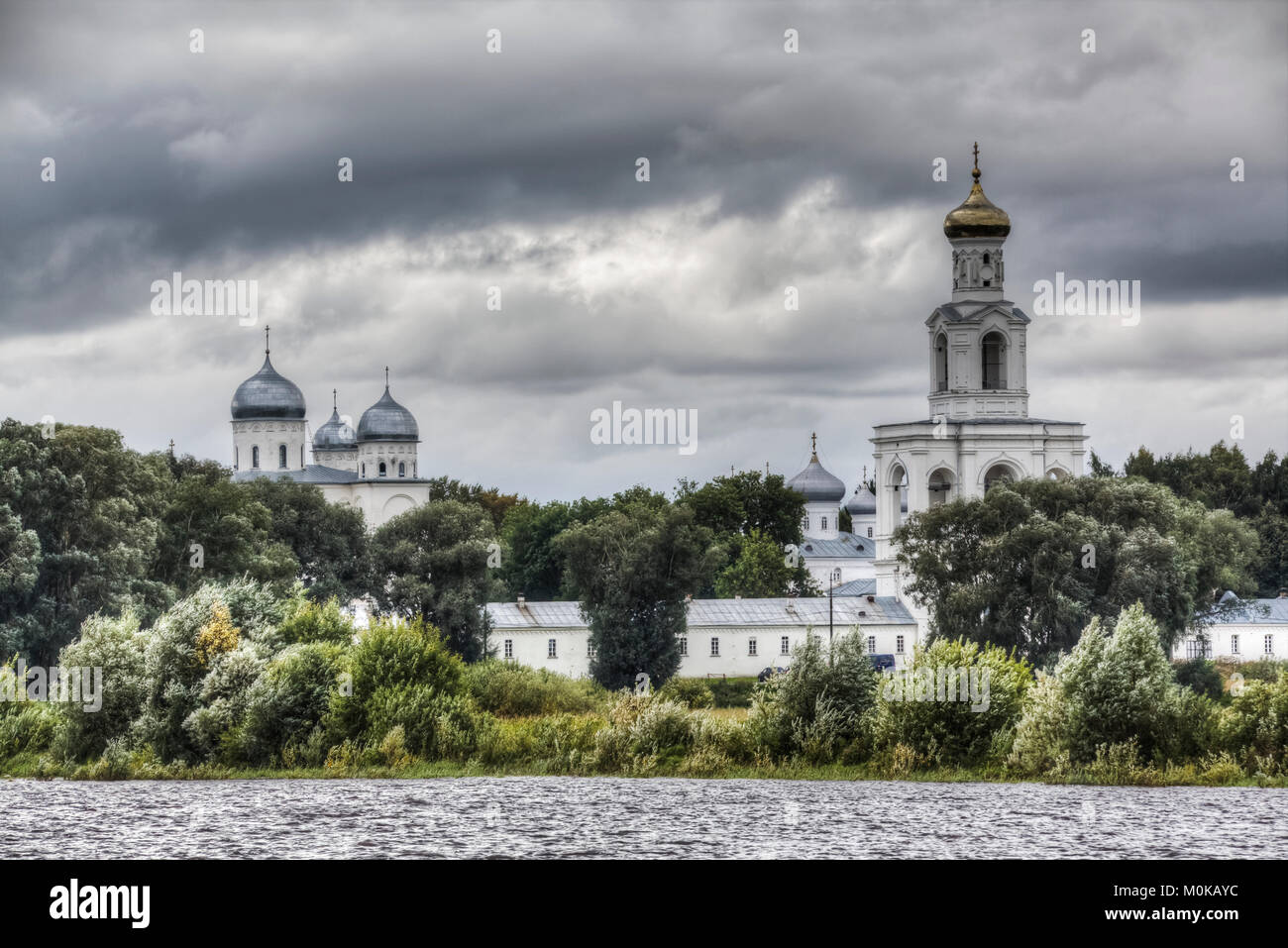 Belfry (a destra), il Monastero Zverin; Veliky Novgorod Oblast di Novgorod, Russia Foto Stock