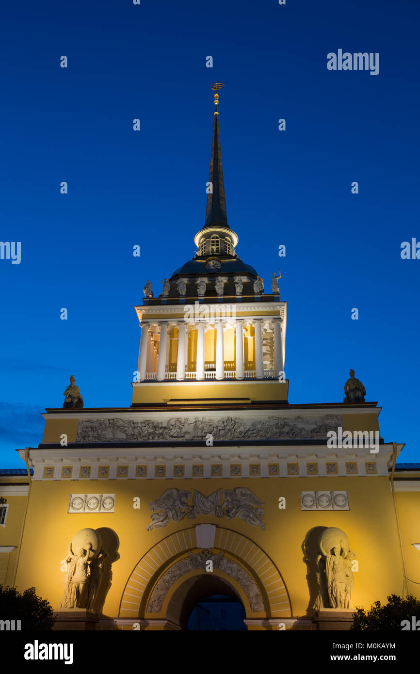 L'Admiralty Building illuminato con luce al tramonto; a San Pietroburgo, Russia Foto Stock