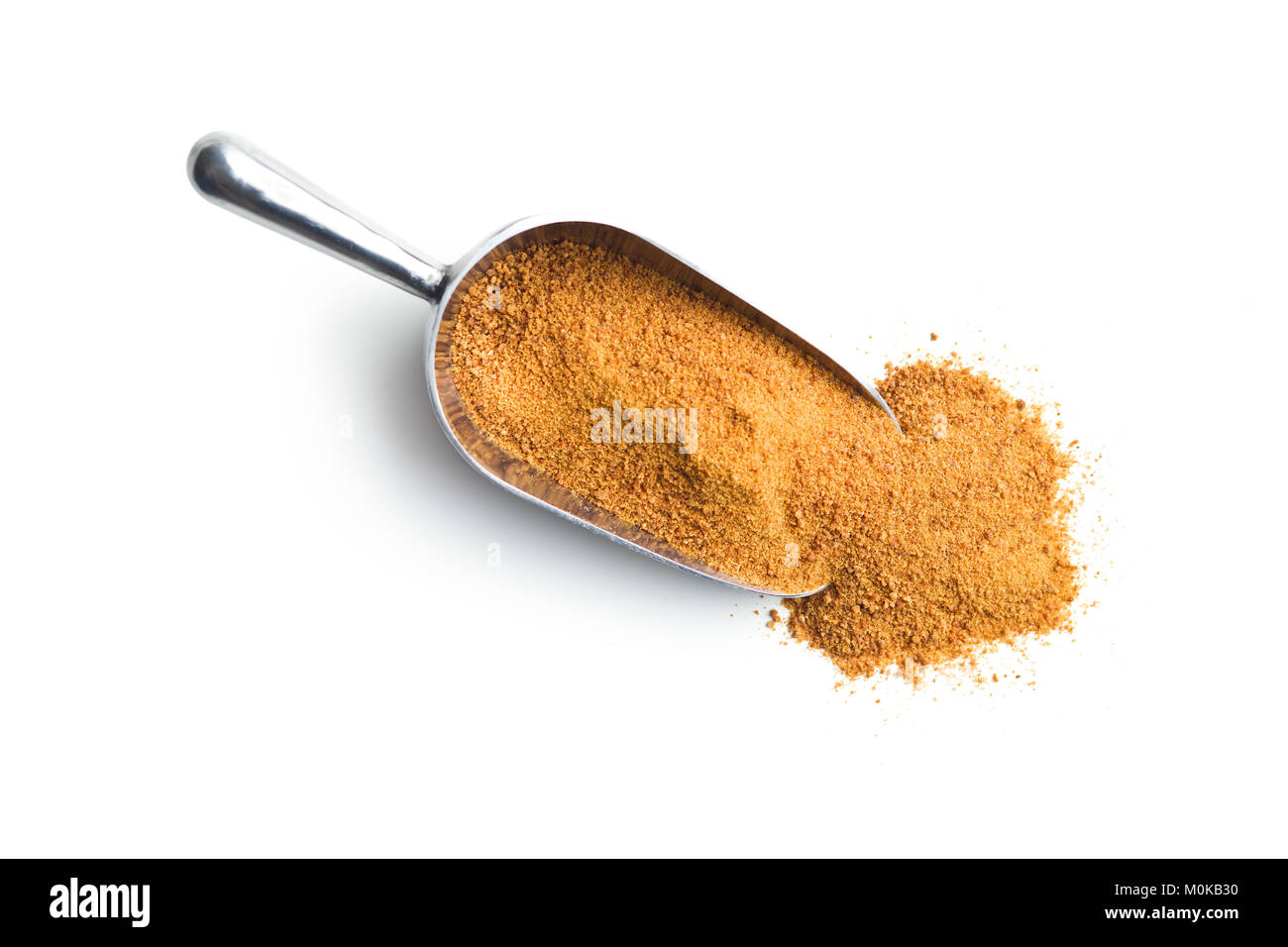 Dolce zucchero di cocco nel convogliatore isolati su sfondo bianco. Foto Stock