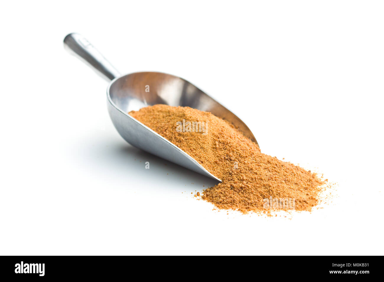 Dolce zucchero di cocco nel convogliatore isolati su sfondo bianco. Foto Stock