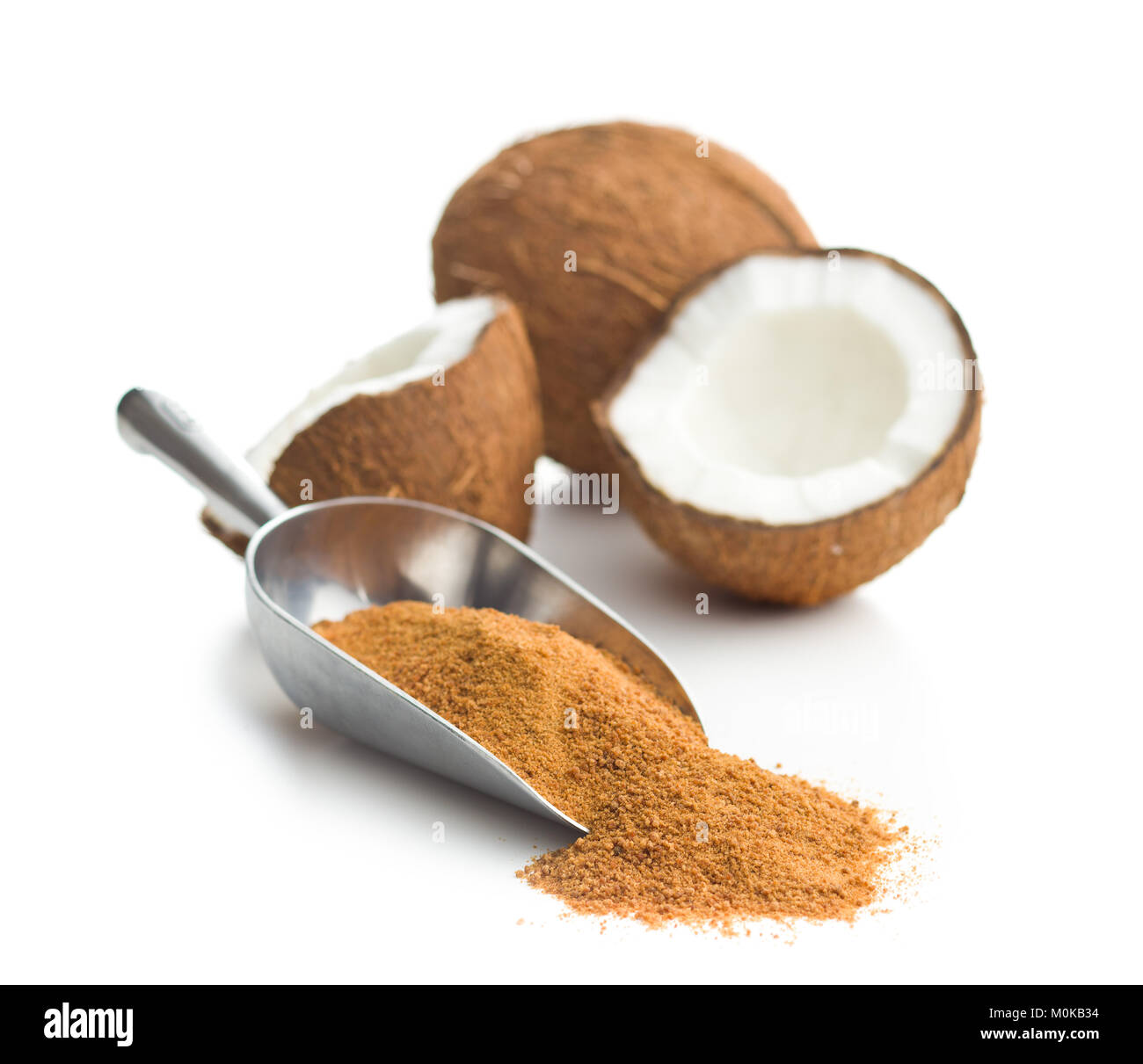 Dolce zucchero di cocco nel convogliatore isolati su sfondo bianco. Foto Stock