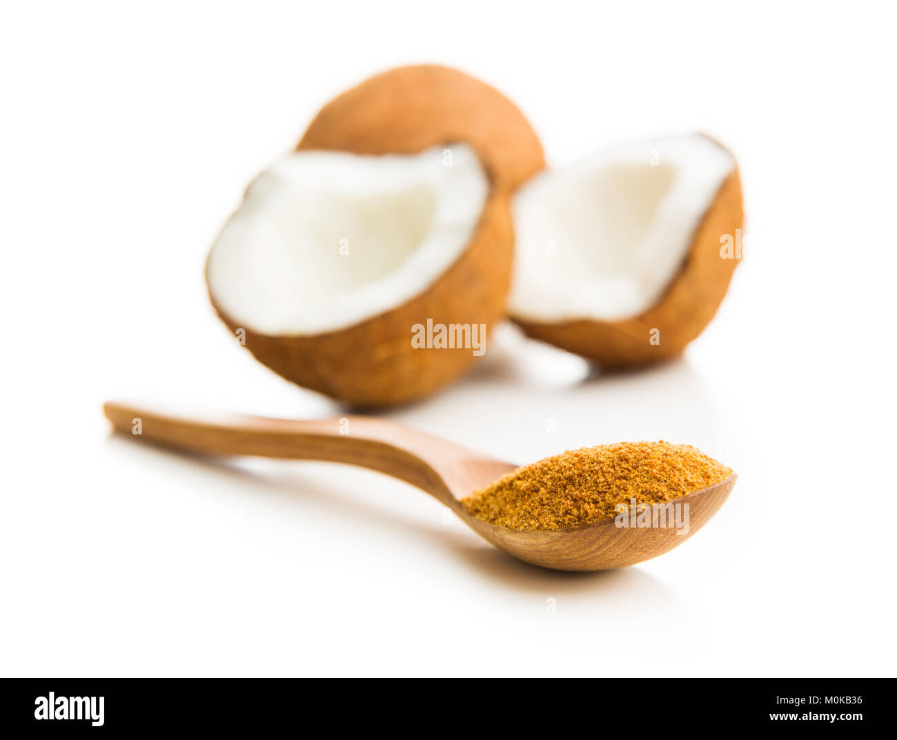 Dolce zucchero di cocco in cucchiaio isolati su sfondo bianco. Foto Stock