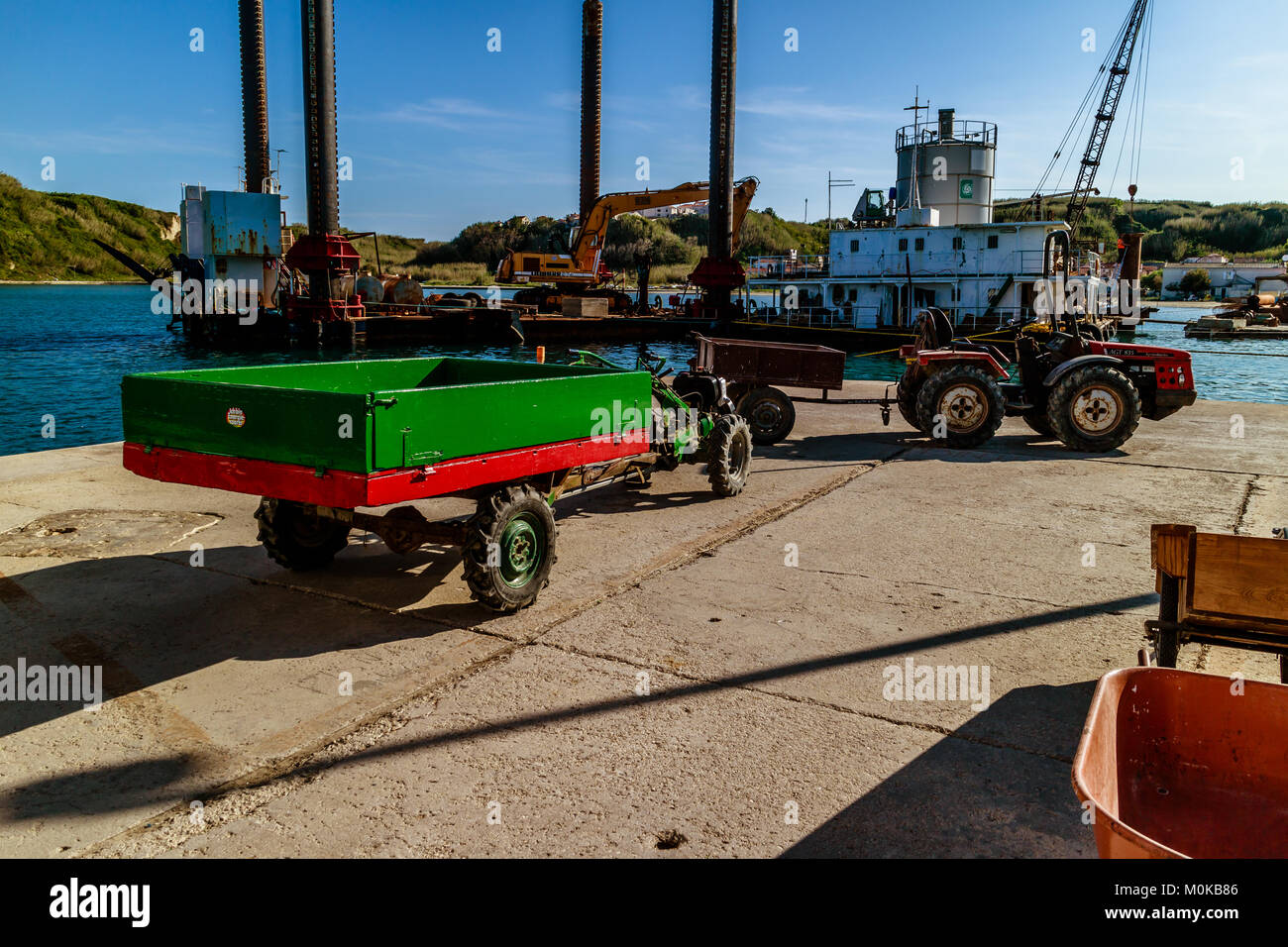 Carrello sulla banchina in attesa di raccogliere beni dal traghetto, Susak, Croazia. Maggio 2017. Foto Stock