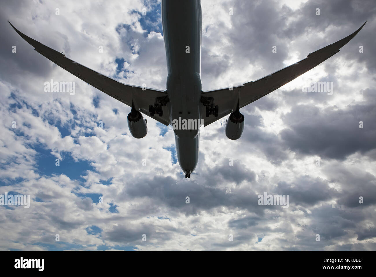 Aereo commerciale battenti in nubi; Georgetown, Ontario, Canada Foto Stock