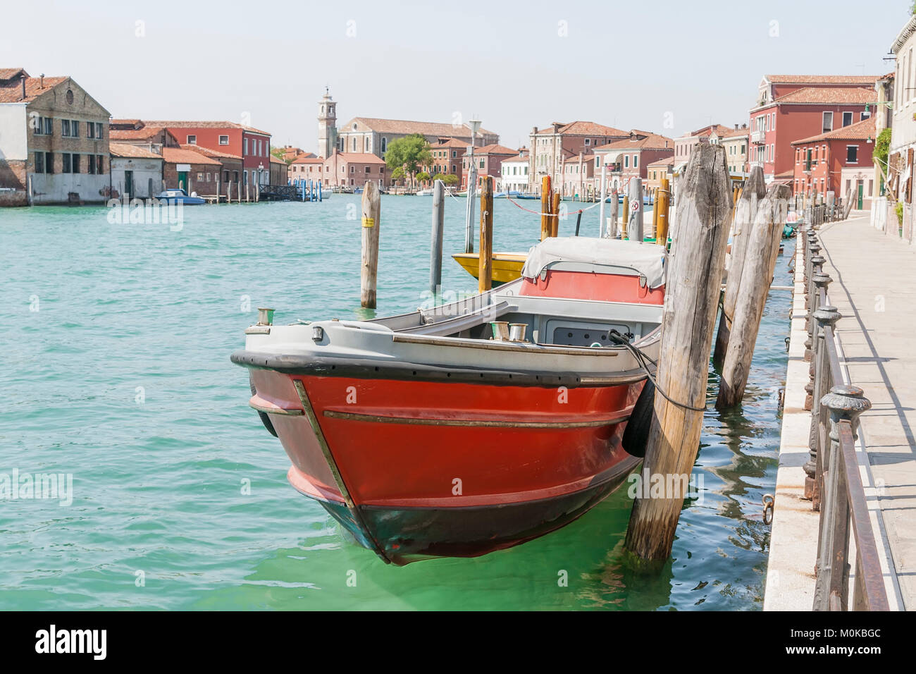 Barca sul canale è legato ad un palo. Venezia. Italia Foto Stock