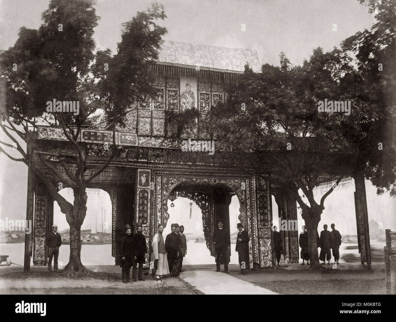 Arco cerimoniale, Canton, Cina, c.1890's Foto Stock
