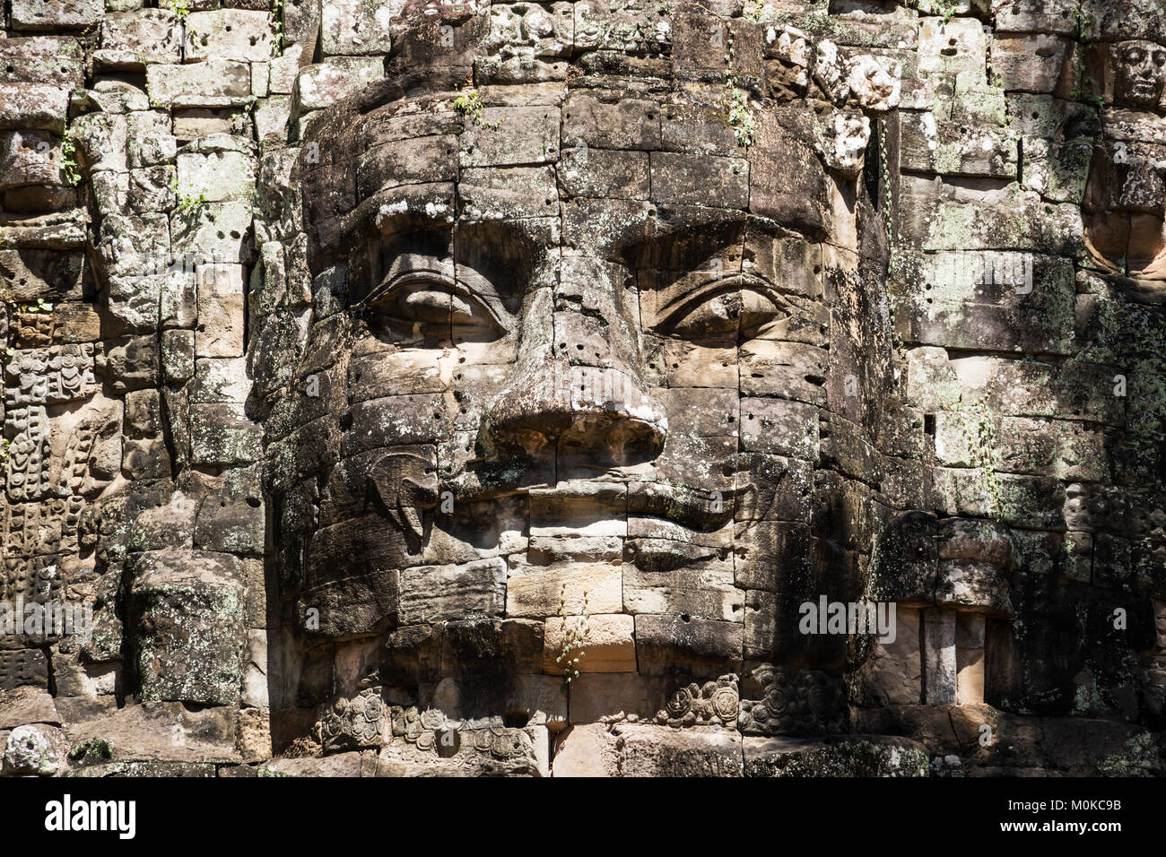 Faccia particolare della vittoria di torre di Gate (Gopuram); Angkor Thom, Siem Reap, Cambogia Foto Stock