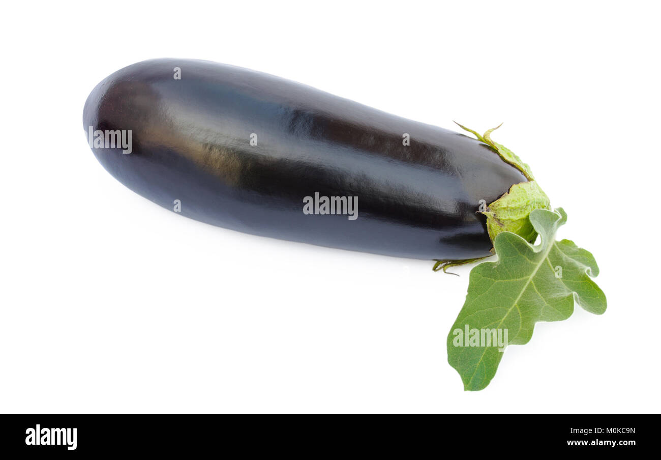 Melanzana fresca con foglie isolate su uno sfondo bianco Foto Stock