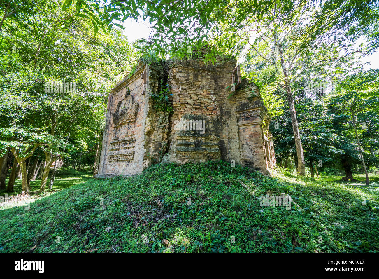 Torre ottagonale in Prasat Puon Yeah, il gruppo sud, Sambor Prei Kuk; Kompong Thom, Cambogia Foto Stock