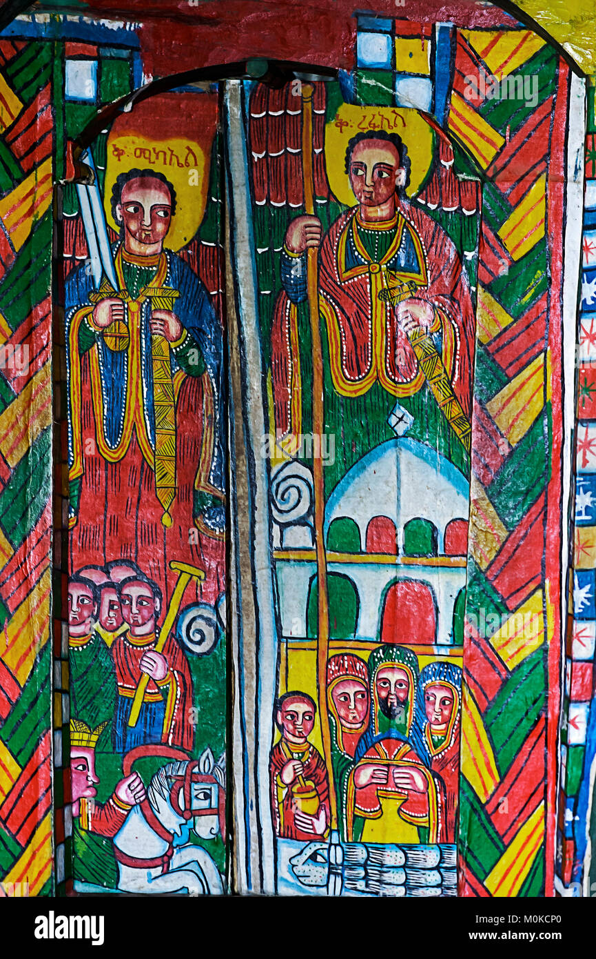 Dipinti su tela di arcangelo Mikael (sinistra) e arcangelo Raphael (destra), ortodossi rupestri chiesa Mikael Mellehayzengi,Tsaeda Amba, Tigray,l'Etiopia Foto Stock