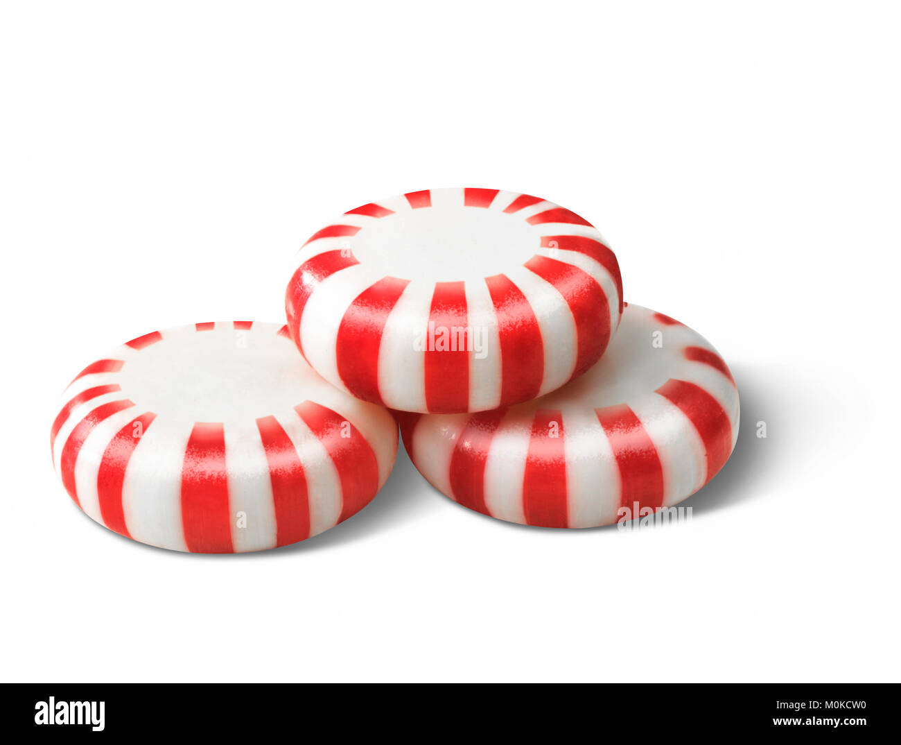 Tre a strisce rosse e bianche caramelle di menta piperita su sfondo bianco  Foto stock - Alamy