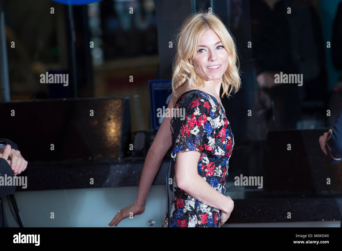 Londra, UK, 28 ottobre 2015, Sienna Miller, European Film premiere di "Bruciato" a Vue West End Cinema. Mariusz Goslicki/Alamy Foto Stock