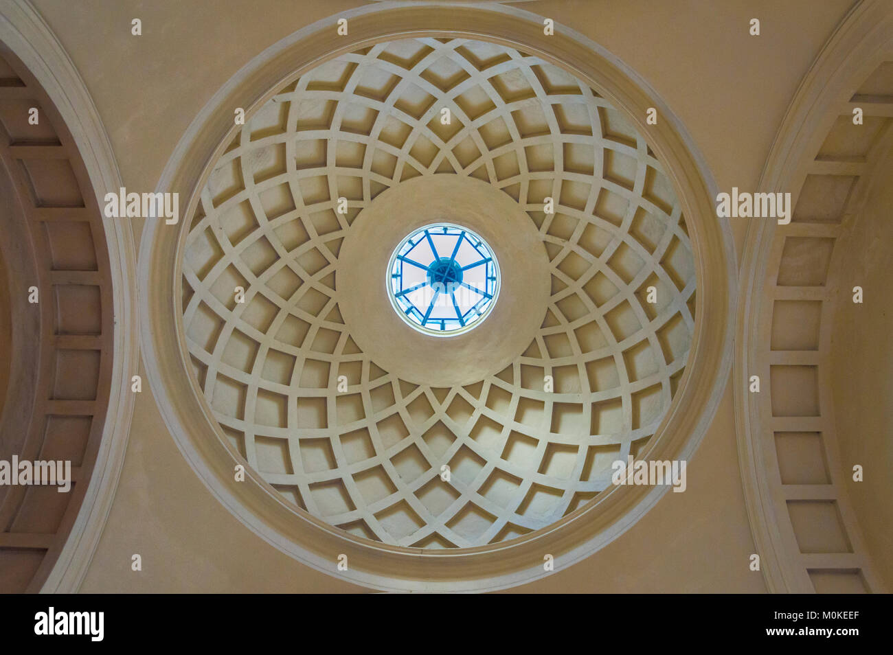 Interna circolare di un antica chiesa duomo in calcestruzzo con luce naturale Foto Stock