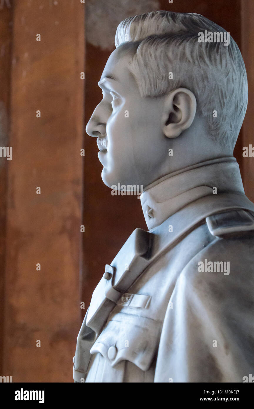 Il vecchio profilo statua di uomo militare, italiano cimitero monumentale Foto Stock