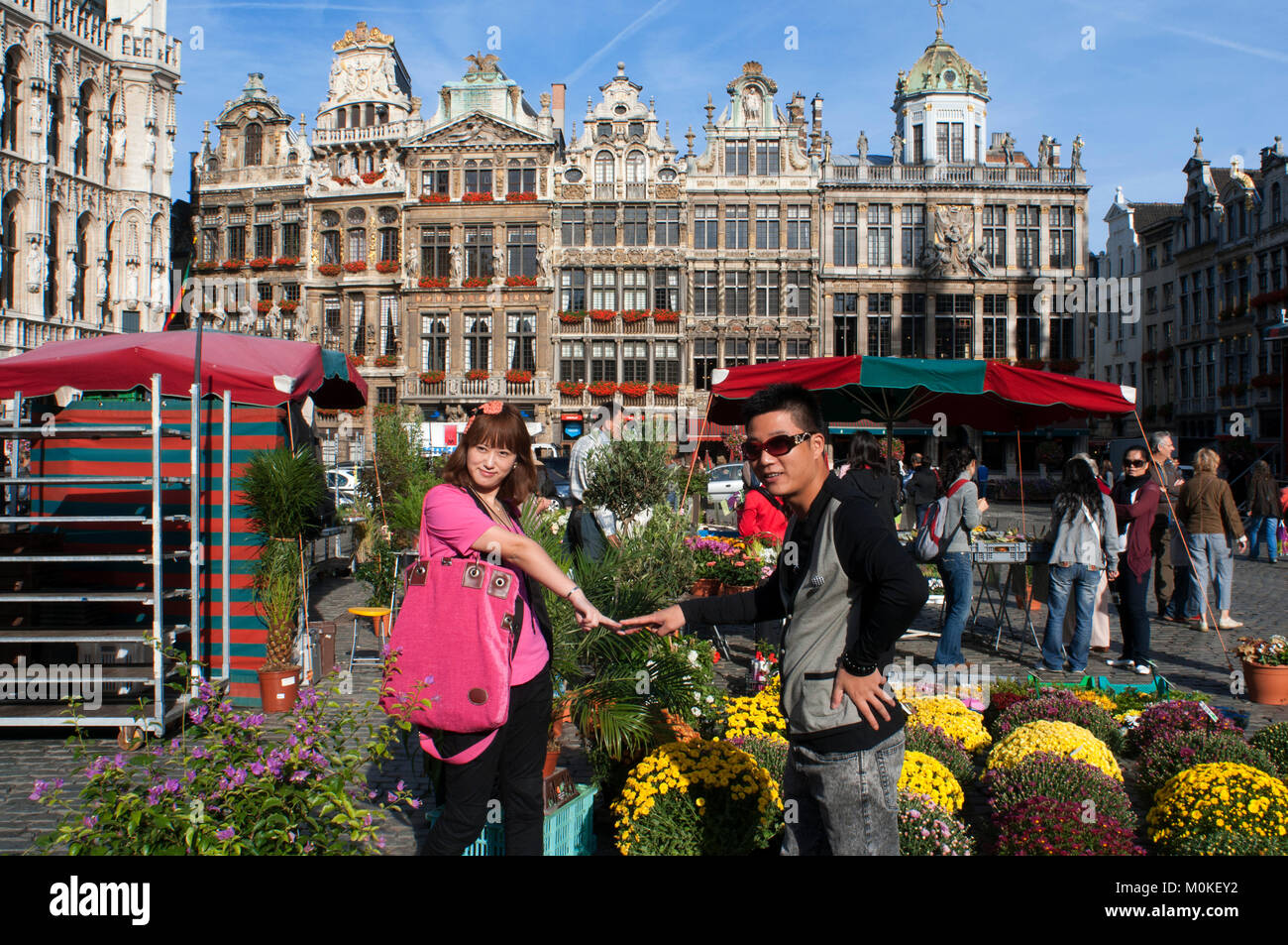 Il mercato dei fiori in Bruxelles Town Hall (Hotel de Ville o Hôtel de Ville de Bruxelles), Grote Markt (Grand Place), Bruxelles, Belgio Foto Stock