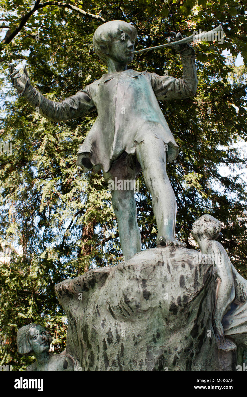 Peter Pan autore J M Barrie firma su Peter Pan statua nel parco Egmont Bruxelles Belgio Foto Stock