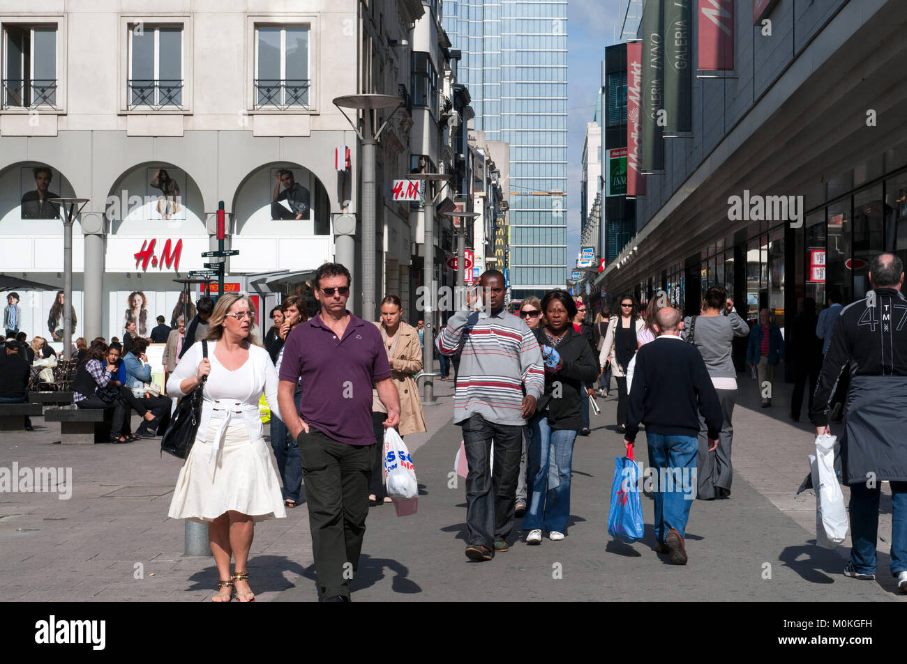 Shopping in Rue Neuve, New Street, Bruxelles, Belgio. Area commerciale. Foto Stock