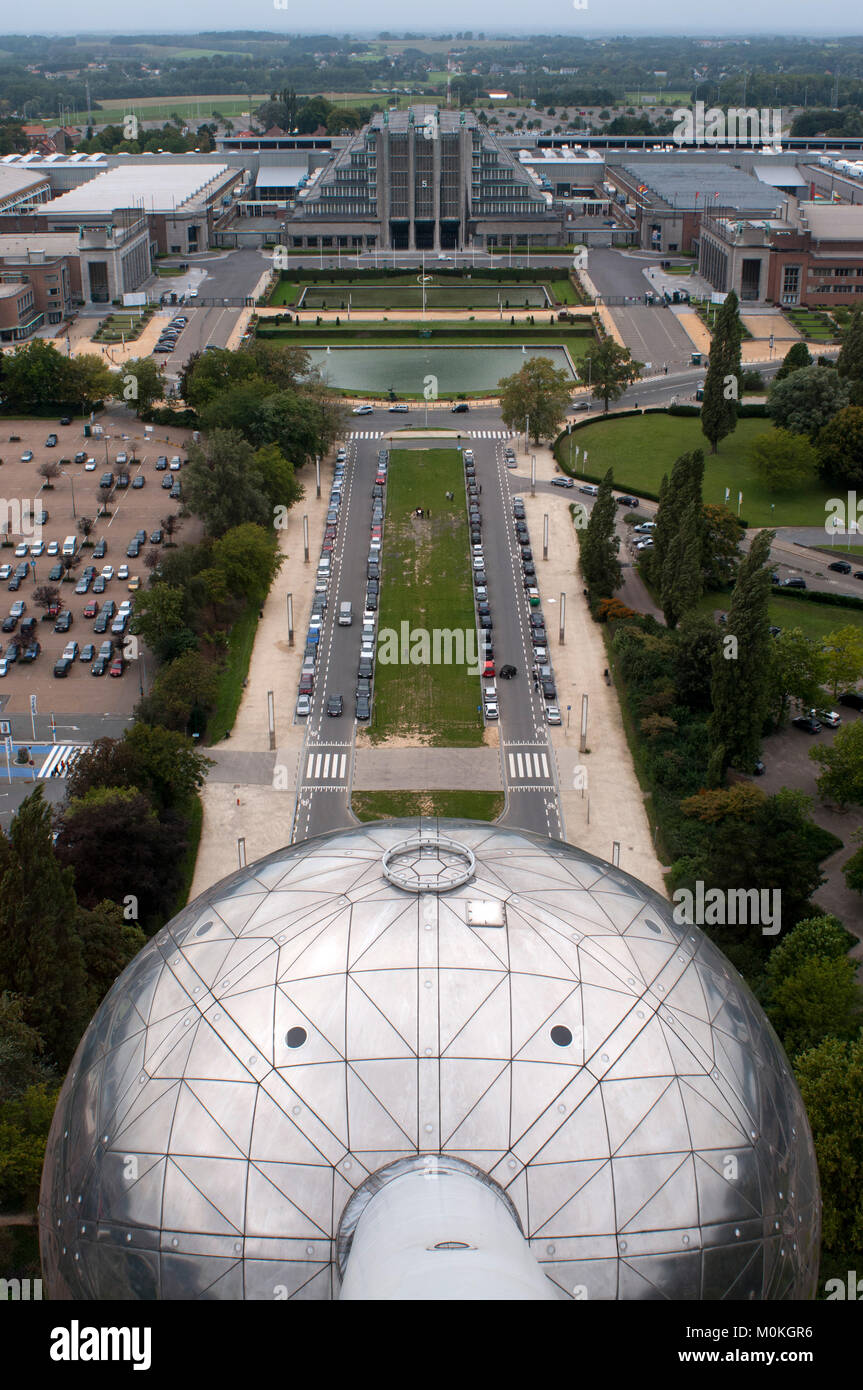 Viste di Bruxelles dall'Atomium, Belgio. Viste di Brussels Expo Exhibition Palace. Foto Stock