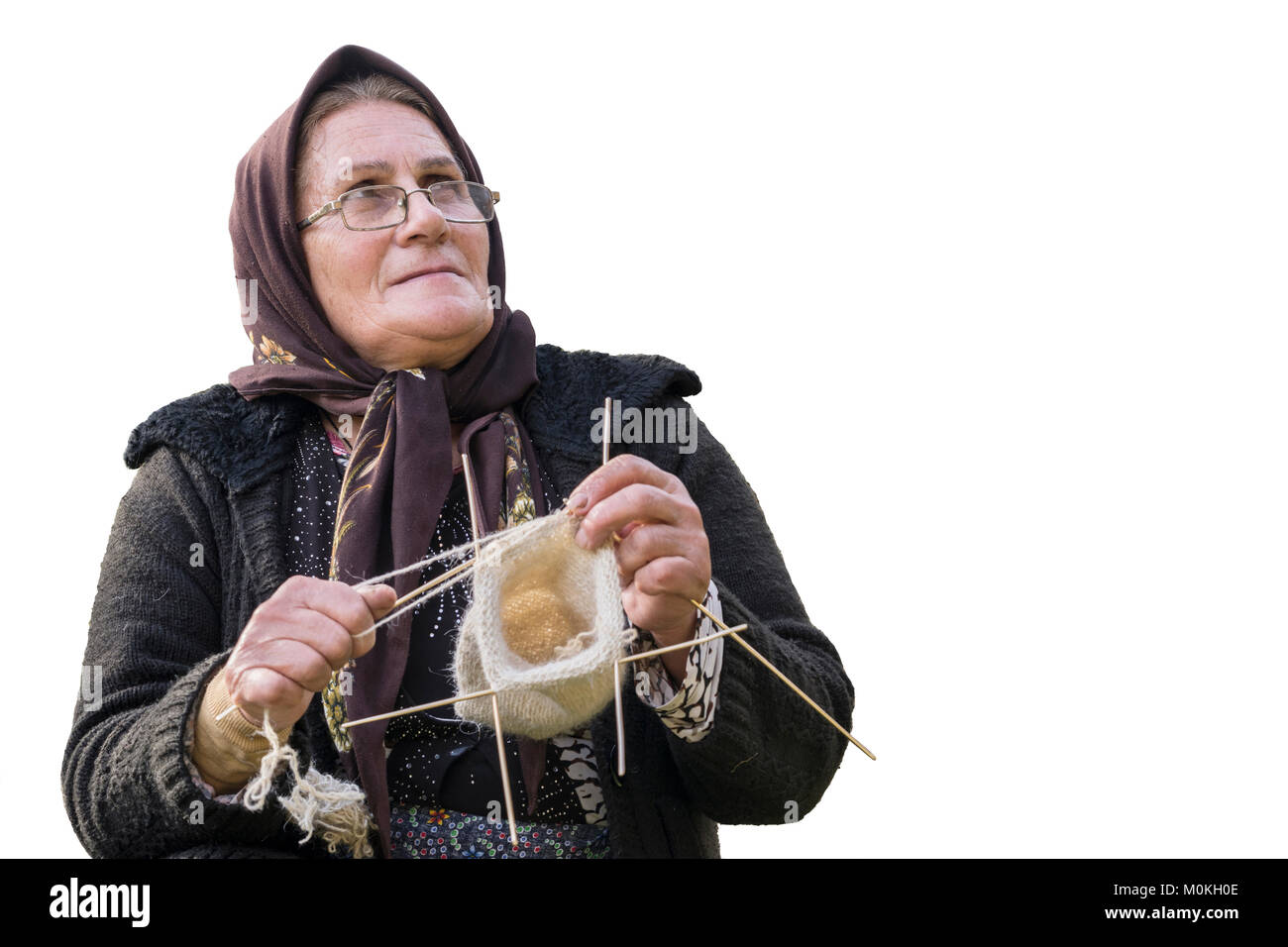 Masuleh, IRAN - 22 dicembre 2017 close up ritratto di una donna anziana maglia calza di lana isolato su bianco. Provincia Gilan Foto Stock