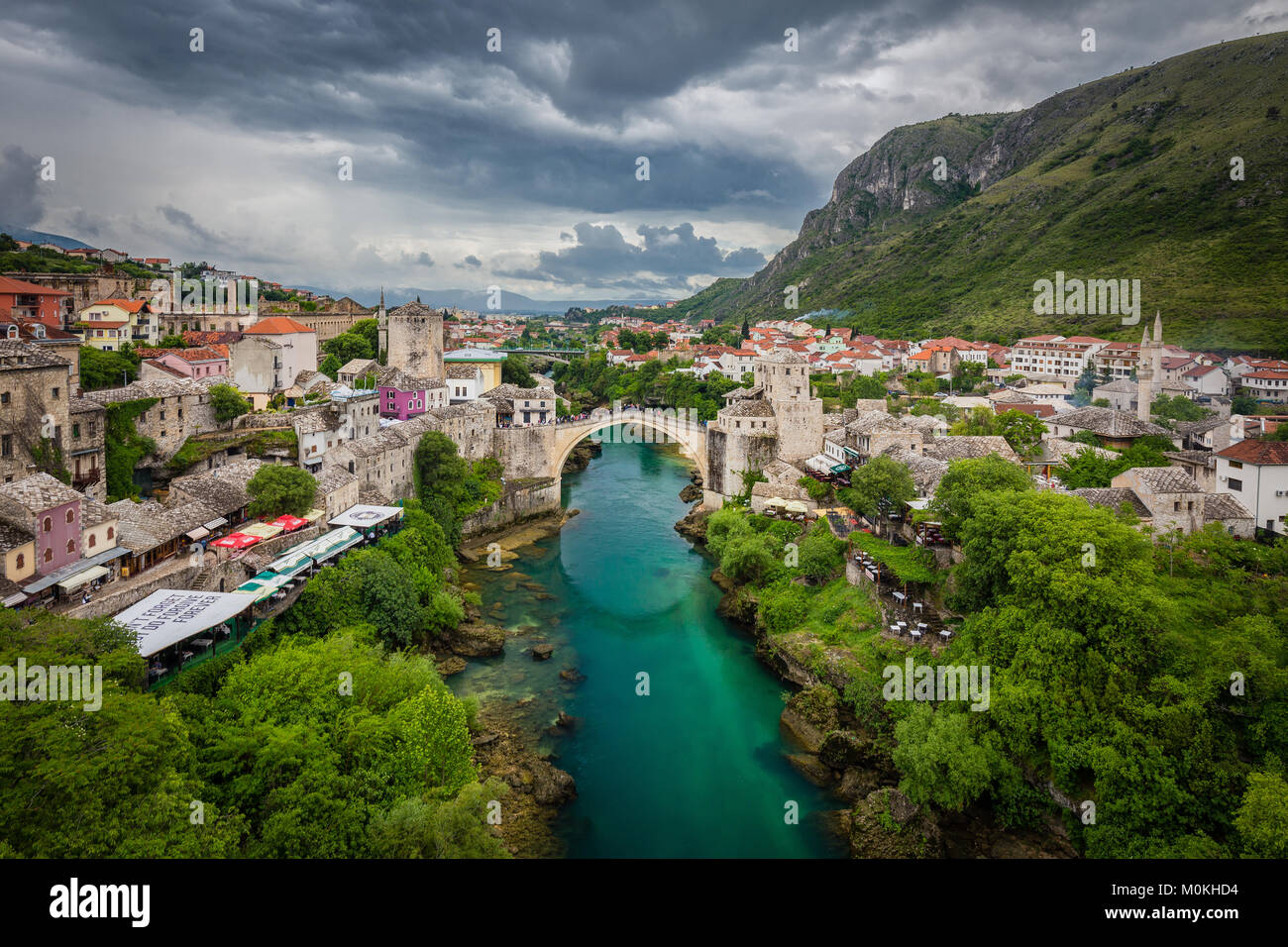 Vista aerea della città storica di Mostar con il famoso Ponte Vecchio (Stari Most) in una piovosa giornata con nuvole scure in estate, in Bosnia ed Erzegovina Foto Stock