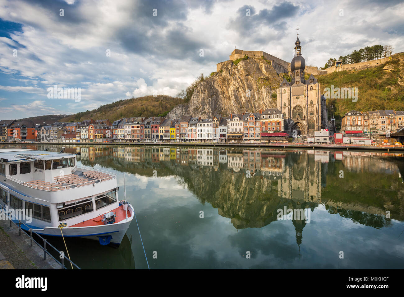 Visualizzazione classica della storica città di Dinant con scenic Fiume Mosa nella bellissima golden luce della sera al tramonto, provincia di Namur, in Vallonia, Belgio Foto Stock