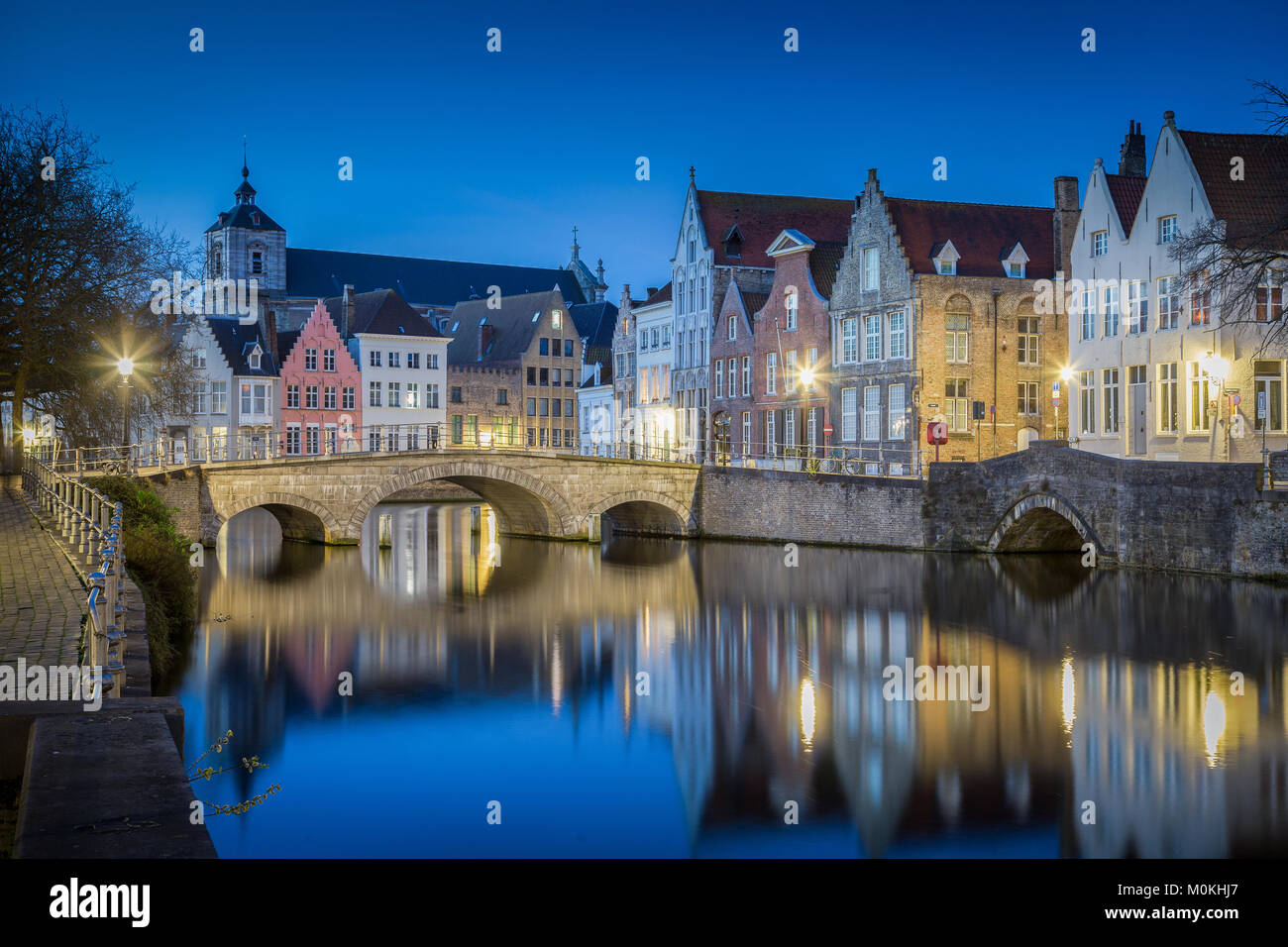 Classic vista da cartolina del centro storico della città di Brugge, a cui spesso viene fatto riferimento come la Venezia del Nord, con turisti facendo un giro in barca lungo famo Foto Stock