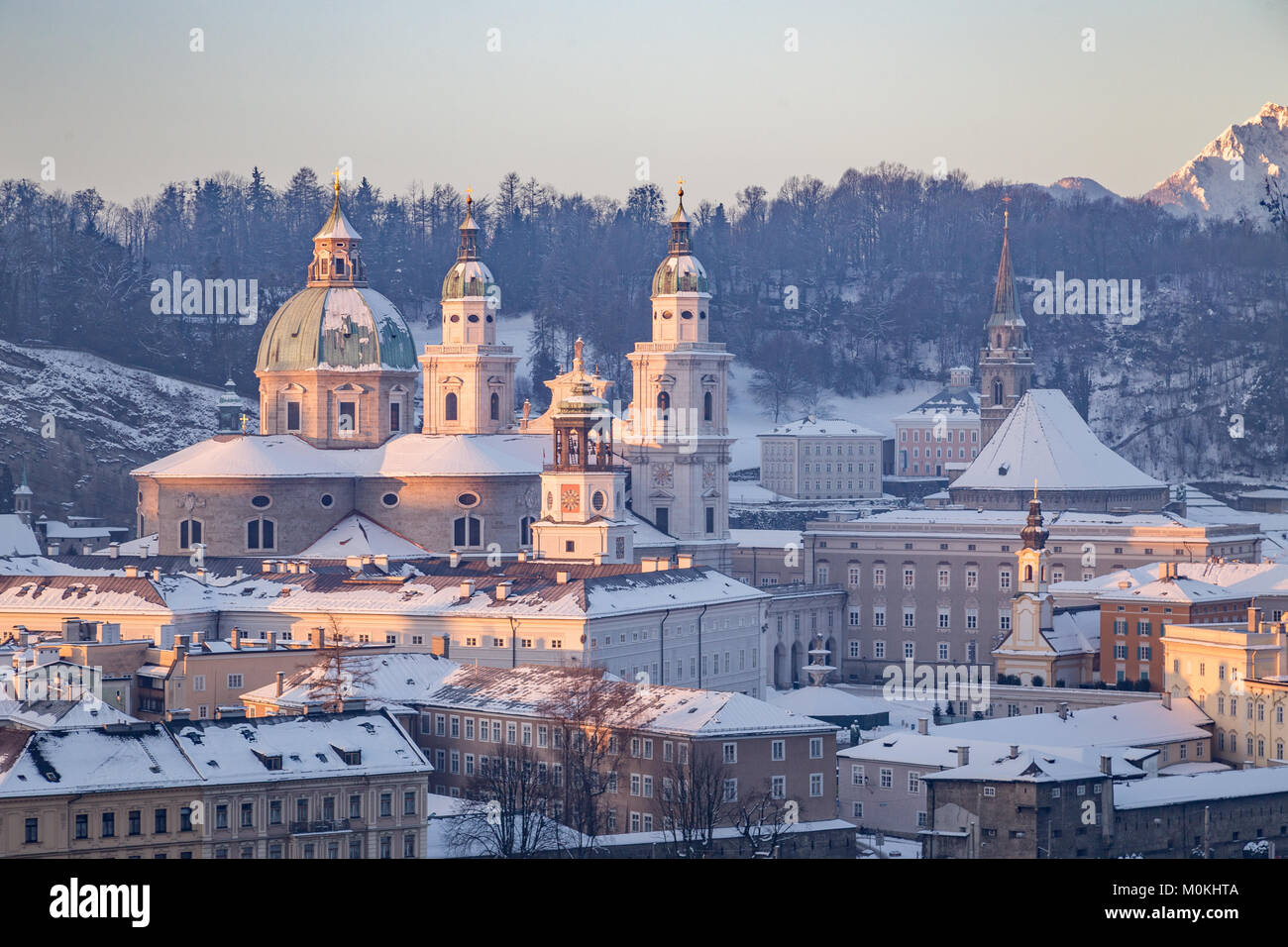 Visualizzazione classica del centro storico della città di Salisburgo in bella la luce del mattino al sorgere del sole in inverno, Land Salisburgo, Austria Foto Stock