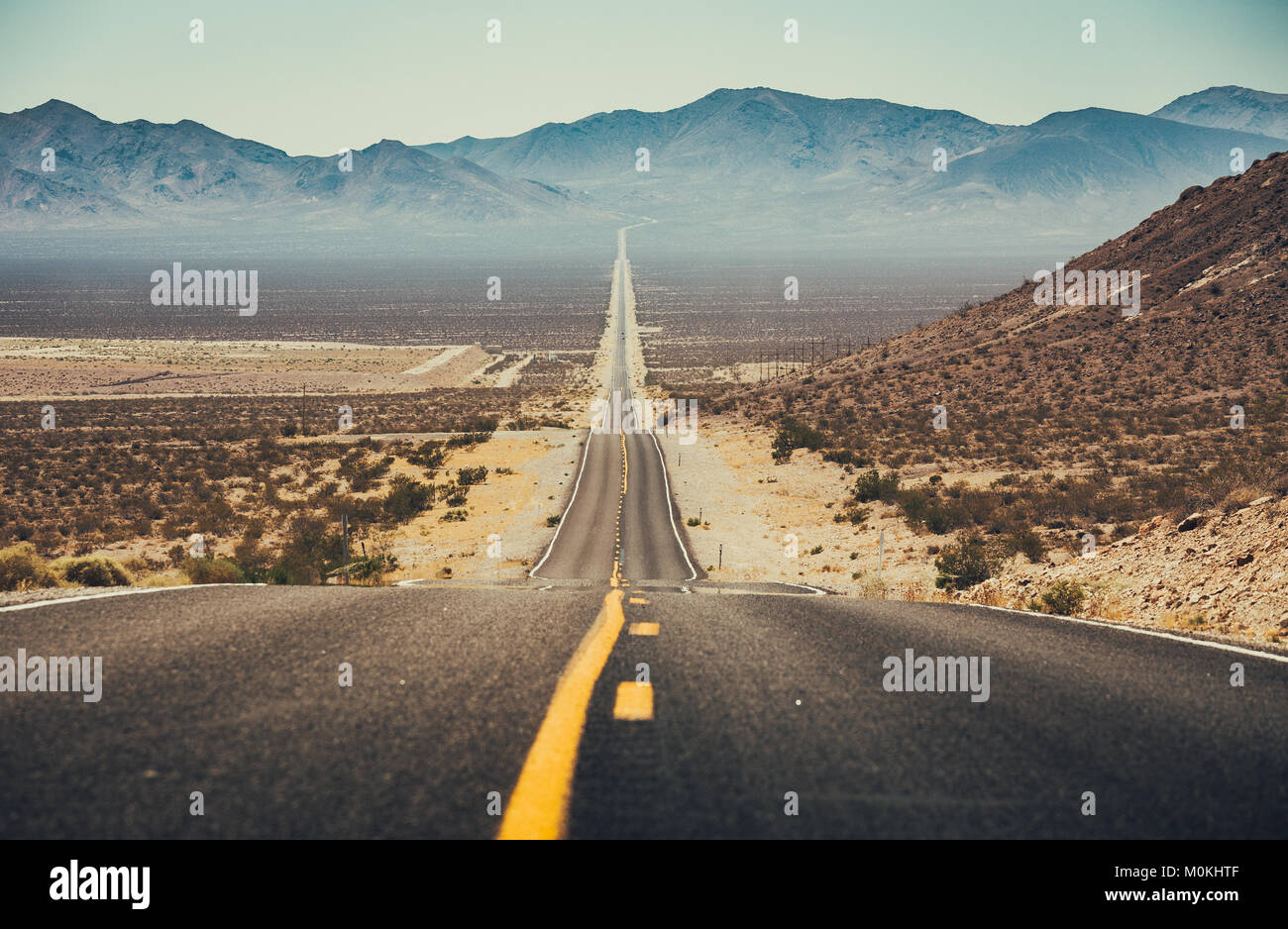 Visualizzazione classica di un interminabile autostrada dritto nel sud-ovest americano con retro vintage effetto di filtro Foto Stock