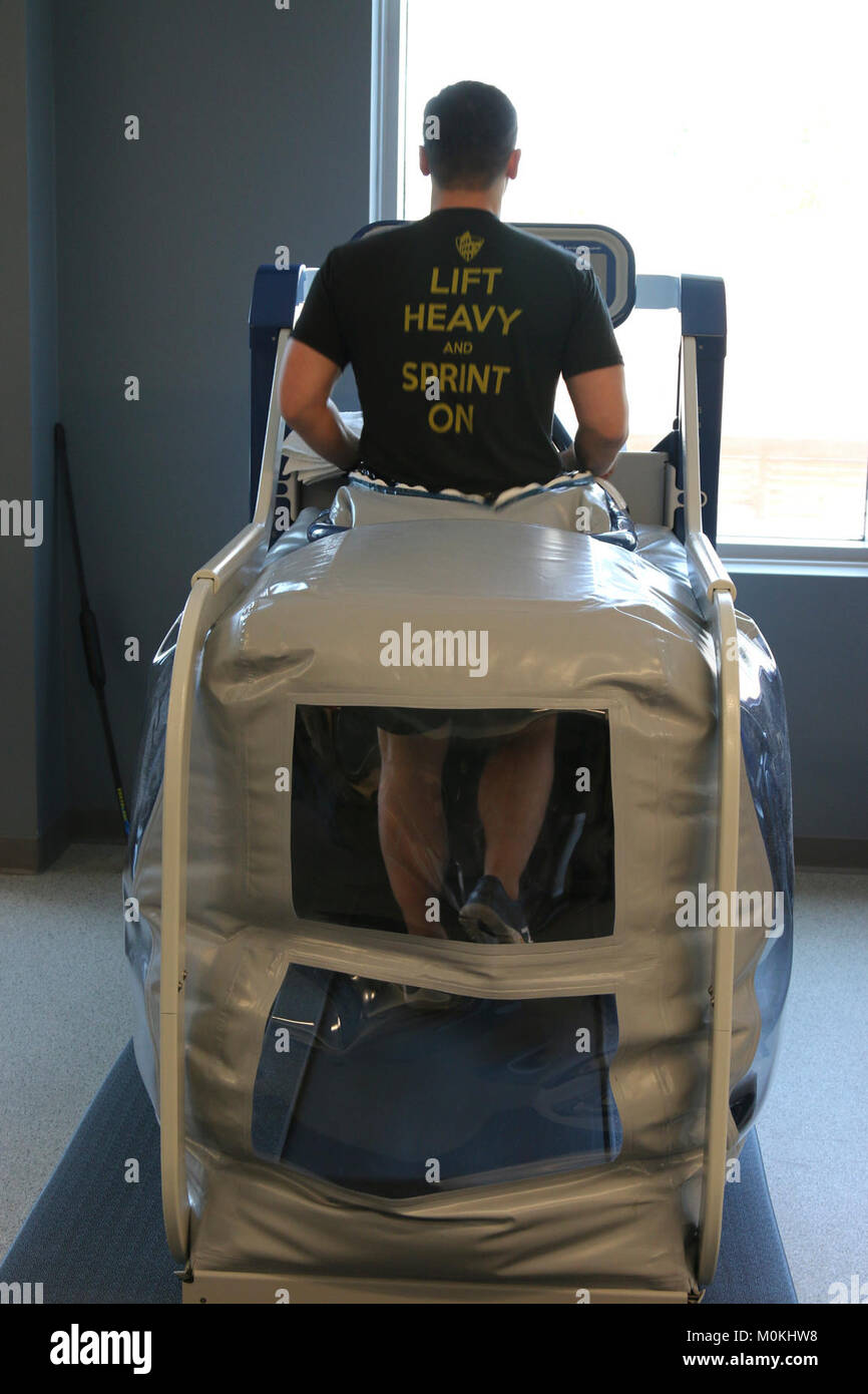 Un paziente presso l intrepido spirito su Fort Bragg, N.C., corre sul alter-G Anti-Gravity tapis roulant, Dic 18, 2017. Alcuni post-commozione i pazienti soffrono di mal di testa con sforzo e l'Alter-G consente ai pazienti di facilità in esercizio durante la gestione dei loro sintomi. (U.S. Esercito Foto Stock