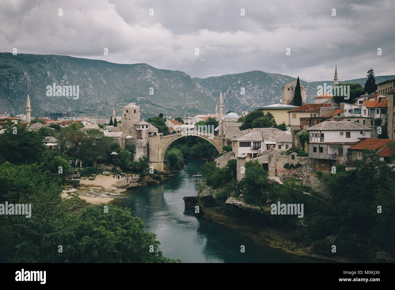 Vista classica della città storica di Mostar con il famoso Ponte Vecchio (Stari Most) in una piovosa giornata con nuvole scure in estate, in Bosnia ed Erzegovina Foto Stock