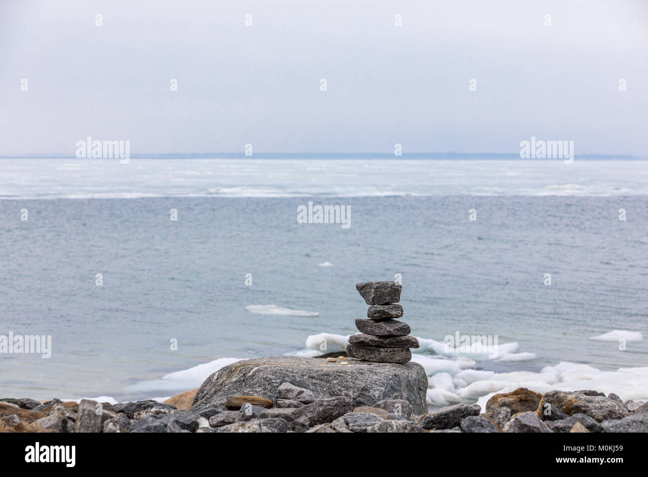 Pila di rocce sulla spiaggia rocciosa Foto Stock