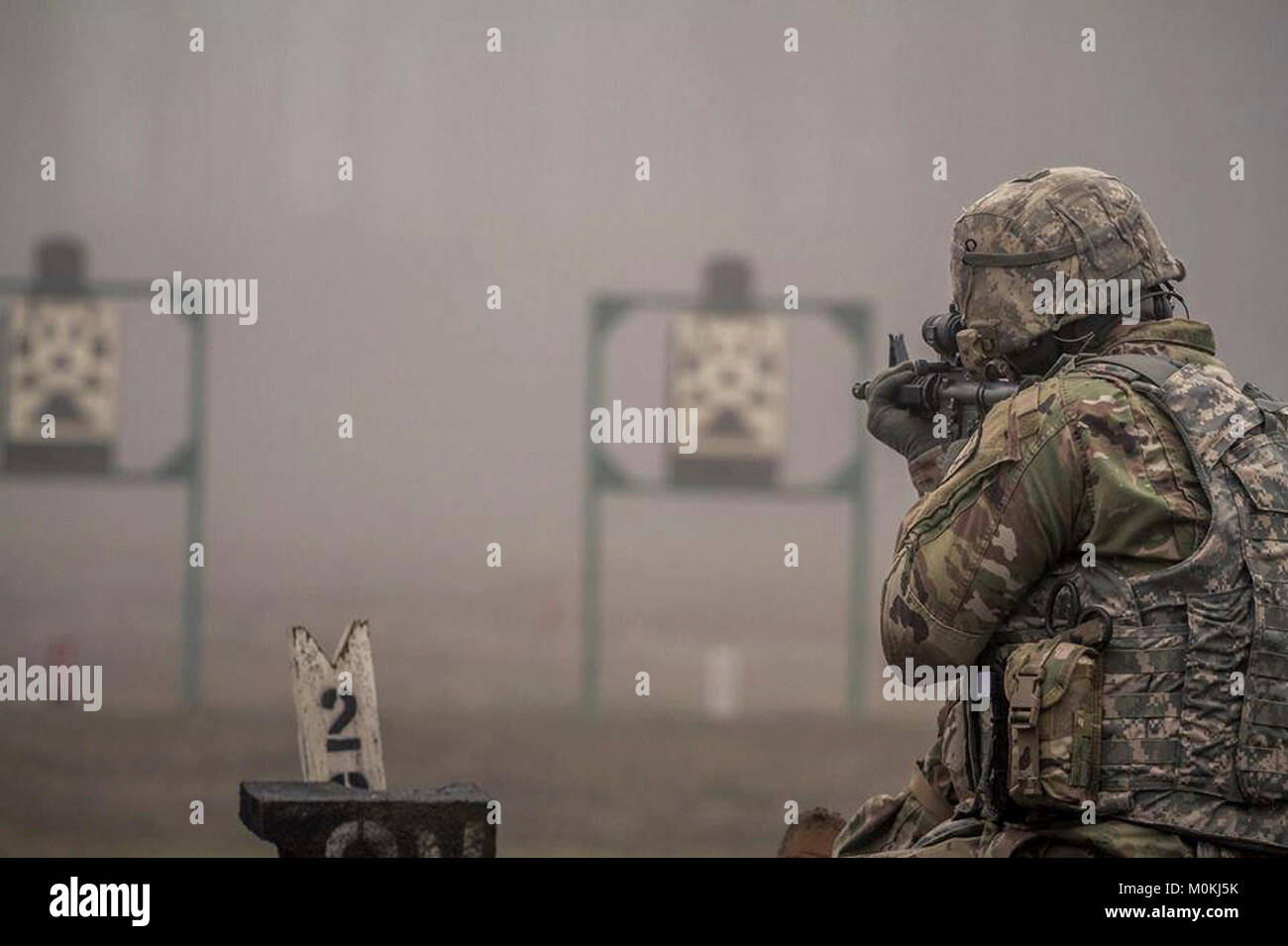 I soldati dalla sede centrale e sede società, 508th Polizia Militare Battaglione di detenzione, battaglia la nebbia durante il tentativo di zero e di beneficiare della loro armi assegnate la scorsa settimana su base comune Lewis-Mccorda, Washington. (U.S. Esercito Foto Stock